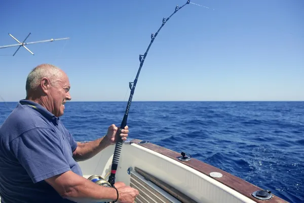 Rybář starší velké hry Sportovní rybářský člun — Stock fotografie