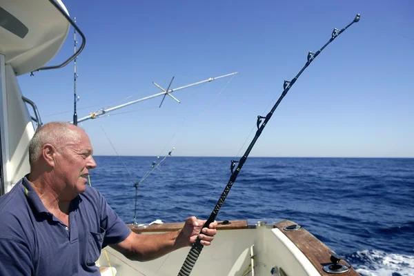 Angler sênior grande jogo barco de pesca desportiva — Fotografia de Stock