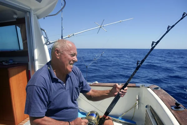 Angler senior caza grande barco de pesca deportiva — Foto de Stock