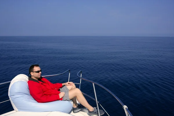 Hombre en barco de proa relajado en bolsa de frijol —  Fotos de Stock