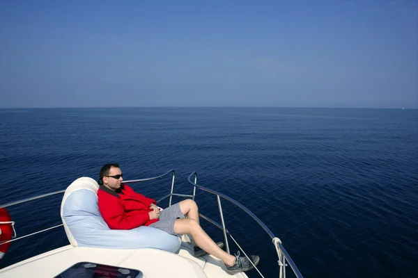 Uomo sulla barca di prua rilassato sul sacchetto di fagioli — Foto Stock