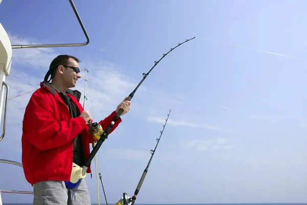 Pescador pesca no barco grande jogo de atum — Fotografia de Stock