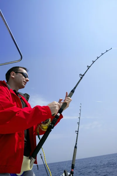 Pescador pescando en barco atún de caza grande — Foto de Stock