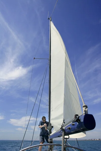 Marynarz w takielunku żagle żaglówkę — Zdjęcie stockowe