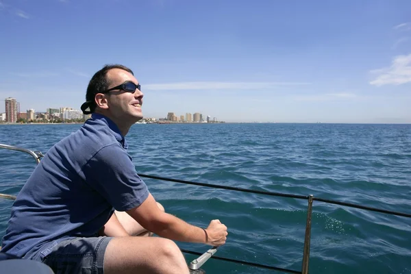 Segler segelt blaues tropisches Meer auf Segelboot — Stockfoto