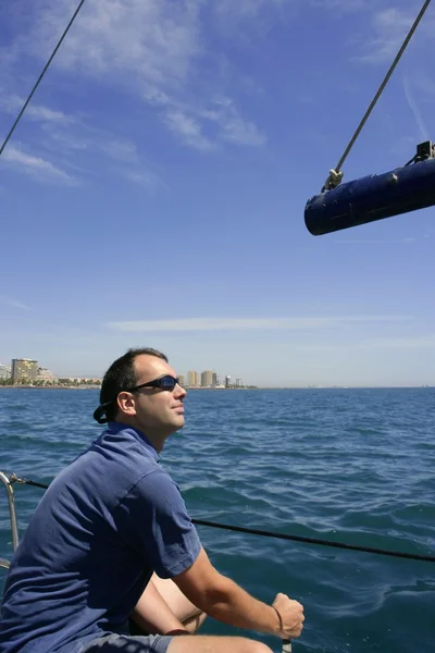 Sailor sailing blue tropical sea on sailboat — Stock Photo, Image