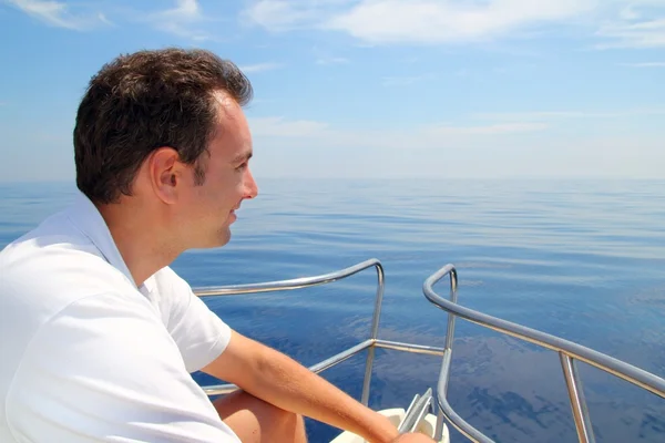 Matrose Mann Segelboot blau ruhigen Ozean Wasser — Stockfoto