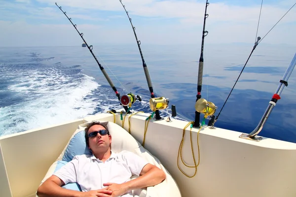 Matelot pêche au repos en bateau vacances d'été — Photo