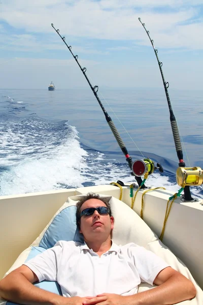 Sailor man vissen rusten in boot zomervakantie — Stockfoto