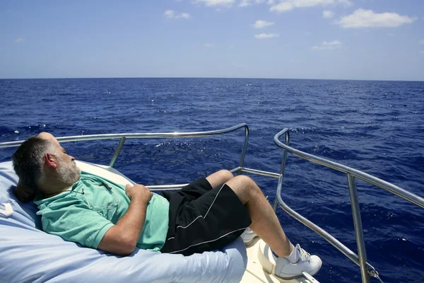 Ναυτικός ανώτερος άνθρωπος που έχοντας ένα υπόλοιπο σε καλοκαίρι βάρκα — Φωτογραφία Αρχείου