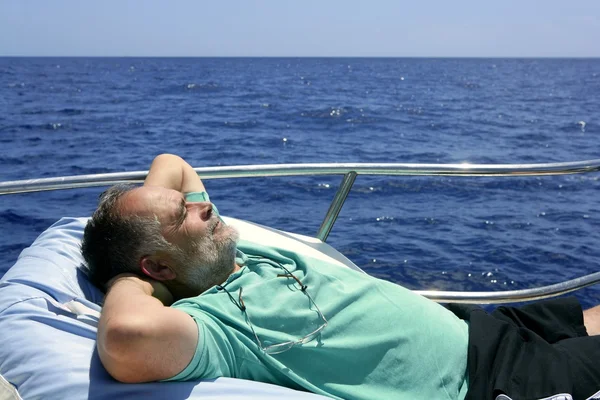Segler Senior ruht sich auf Sommerboot aus — Stockfoto
