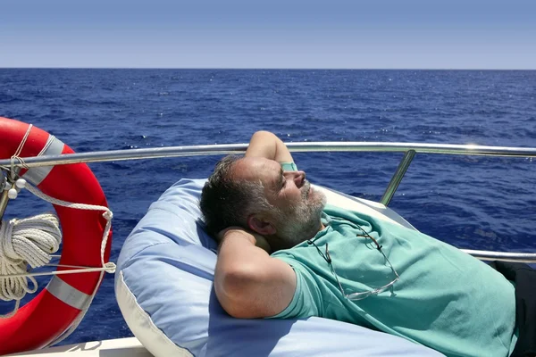 Segler Senior ruht sich auf Sommerboot aus — Stockfoto