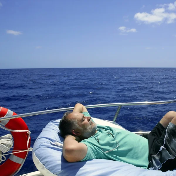 Marinheiro homem sênior tendo um descanso no barco de verão — Fotografia de Stock