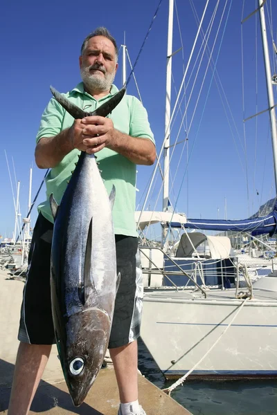 Albacore orkinos yakalamak ile yaşlı balıkçı — Stok fotoğraf