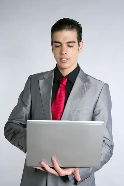 Üzletember-szürke öltöny kezében laptop — Stock Fotó