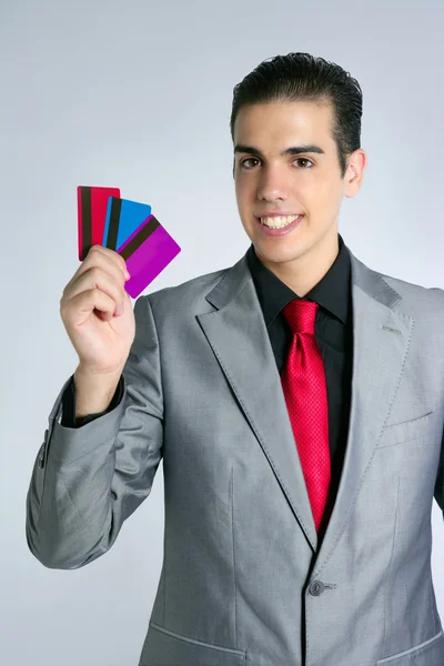 Mladý podnikatel s třemi kreditními kartami — Stock fotografie