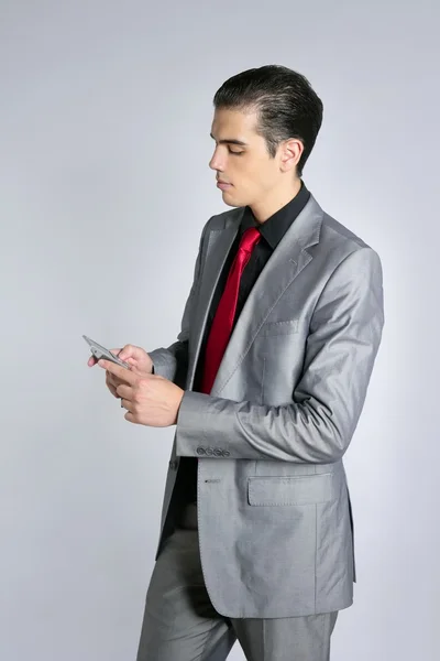 Empresário com terno cinza falando celular — Fotografia de Stock