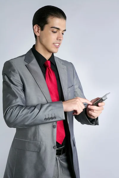 Бізнесмен з сірим костюмом розмовляє стільниковим — стокове фото