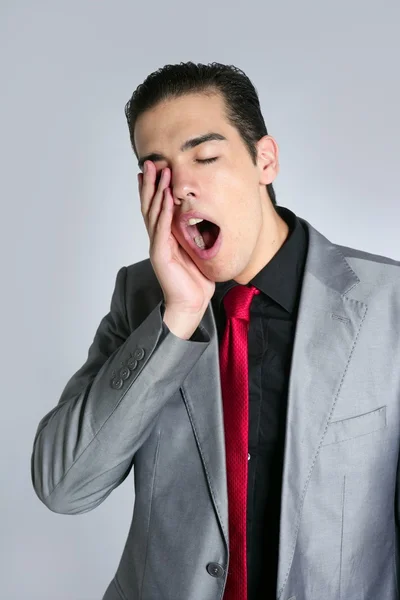 ビジネスマンは灰色の背景で退屈yawn — ストック写真
