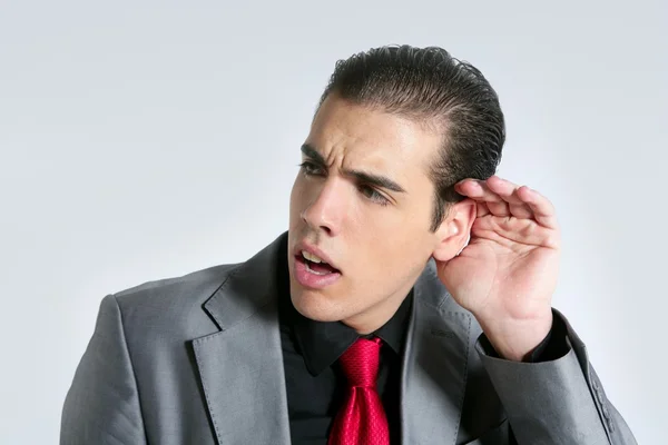 Podnikatel s rukou v uchu jako znamení hluchota — Stock fotografie