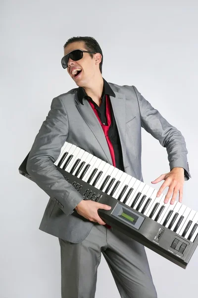 Uomo d'affari musicista che suona strumento con vestito — Foto Stock