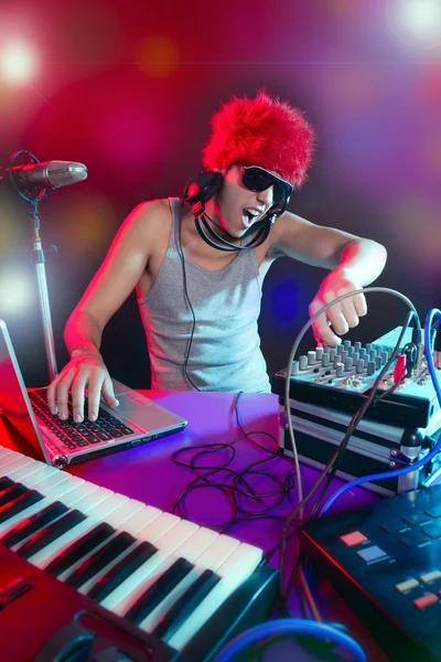DJ με πολύχρωμο φως και μουσική σύστημα μίξης — Φωτογραφία Αρχείου