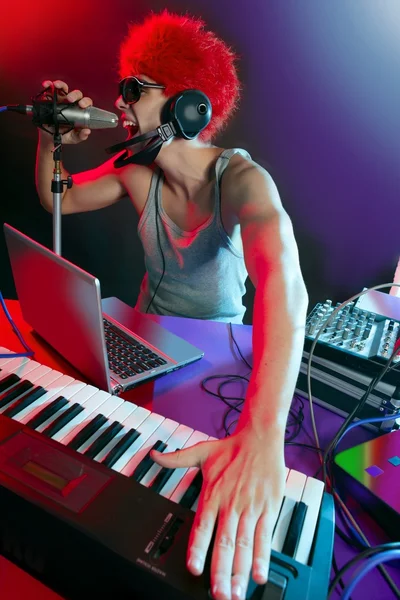 DJ med färgglada ljus och musik blandning utrustning — Stockfoto