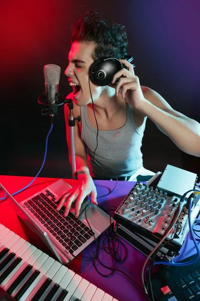 DJ με πολύχρωμο φως και μουσική σύστημα μίξης — Φωτογραφία Αρχείου