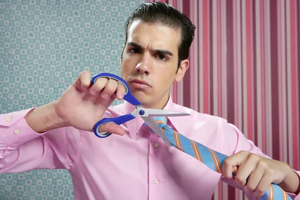 Empresario estresado con tijeras cortando su corbata — Foto de Stock