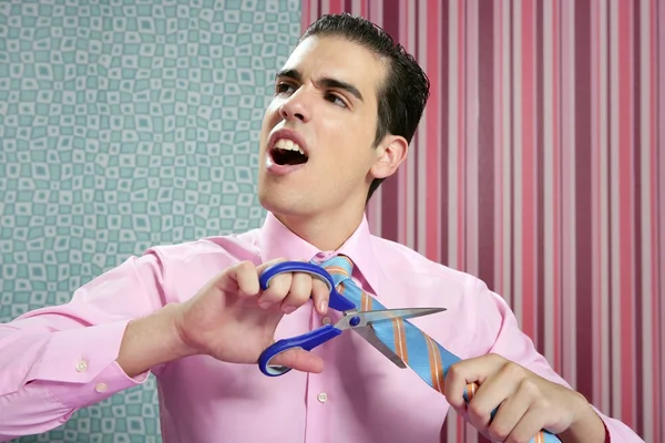 Affärsman stressad med sax klippa hans slips — Stockfoto