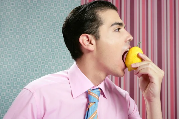 Śmieszne biznesmen z owoców cytryny na rękę — Zdjęcie stockowe