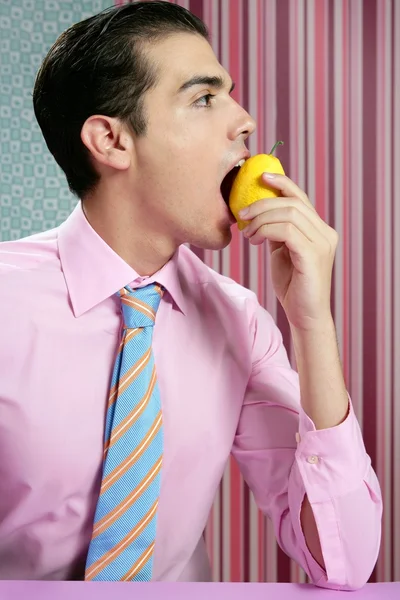 Uomo d'affari divertente con frutta al limone a portata di mano — Foto Stock