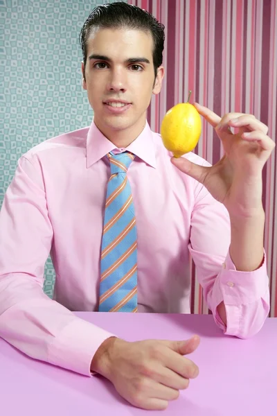 Lustiger Geschäftsmann mit Zitronenfrucht zur Hand — Stockfoto