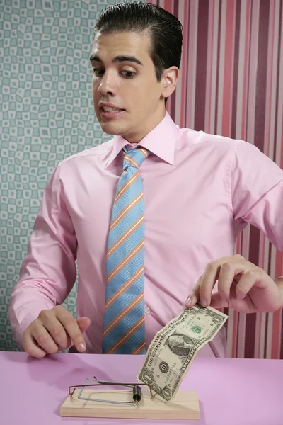 Бизнесмен с долларовой банкнотой на мышеловке — стоковое фото