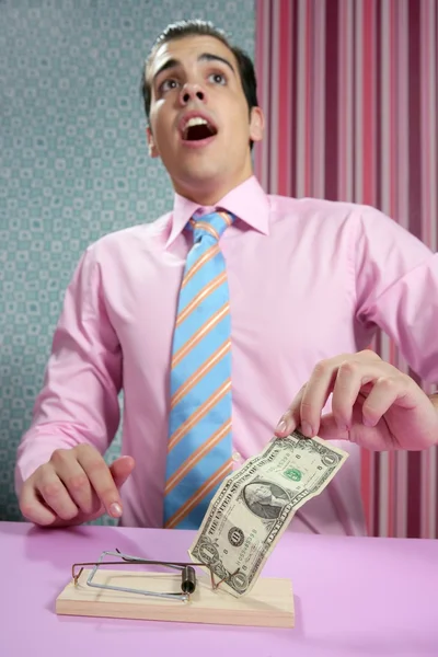 Бизнесмен с долларовой банкнотой на мышеловке — стоковое фото