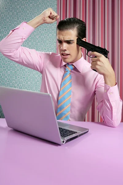 Młody biznesmen strzelanie pistolet komputera — Zdjęcie stockowe