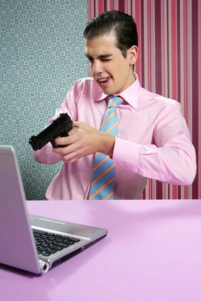 Młody biznesmen strzelanie pistolet komputera — Zdjęcie stockowe