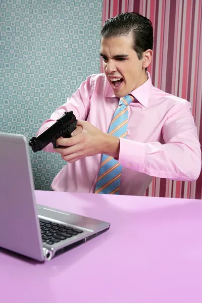 Geschäftsmann junge Schießen Handfeuerwaffe Computer — Stockfoto