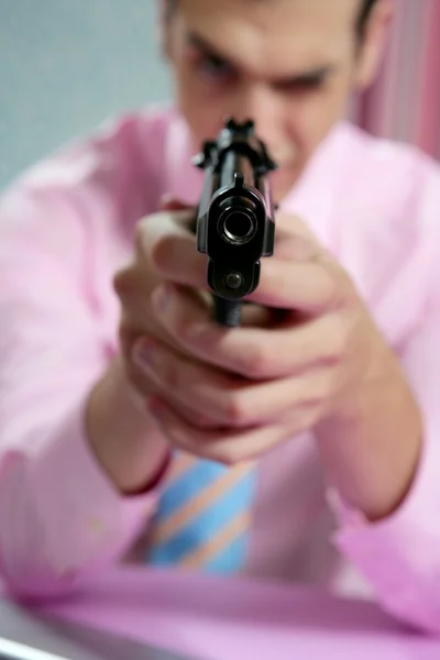 Geschäftsmann richtet Handfeuerwaffe auf Kamera — Stockfoto