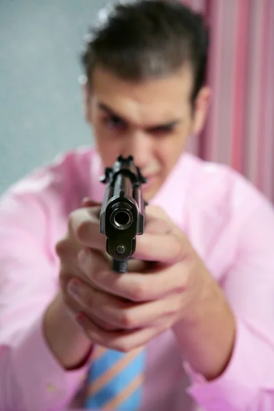 Бізнесмен вказує пістолет на камеру — стокове фото