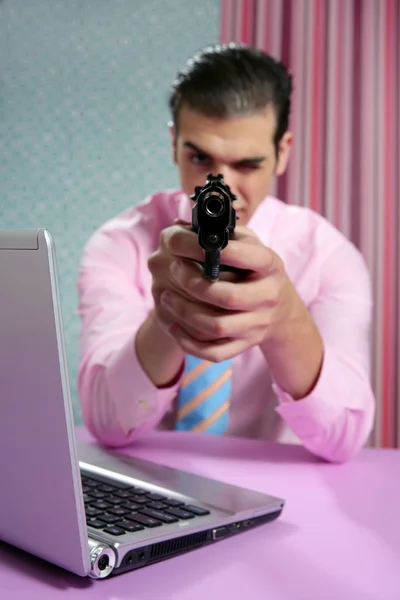 Geschäftsmann richtet Handfeuerwaffe auf Kamera — Stockfoto