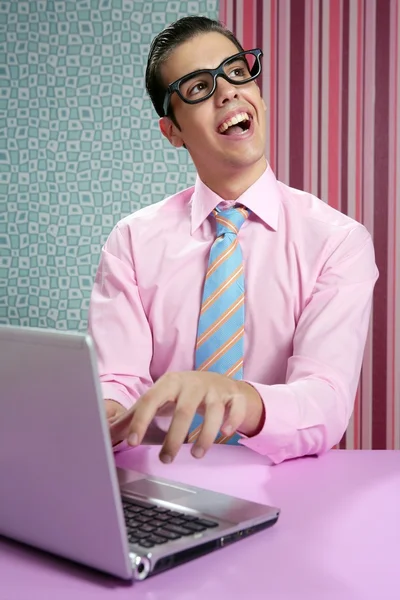 Сумасшедший молодой бизнесмен студенческие ретро очки — стоковое фото