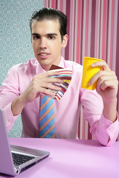 Hombre de negocios joven comiendo menú de comida rápida —  Fotos de Stock