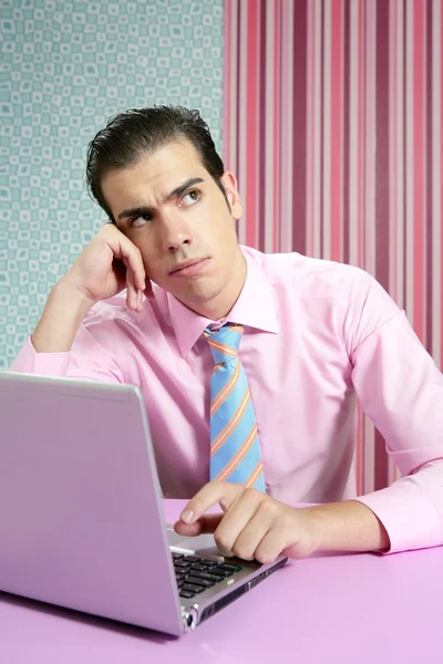 Hombre de negocios joven pensando en el ordenador portátil, papel pintado — Foto de Stock