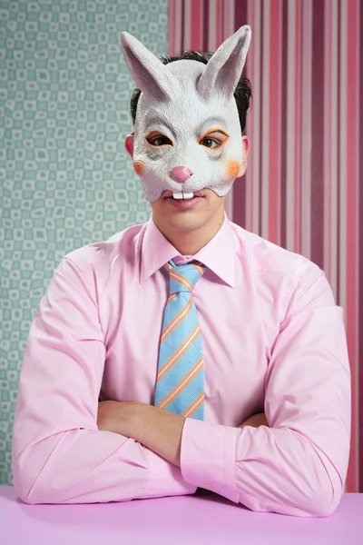 Επιχειρηματίας με το αστείο κουνέλι μάσκα — Φωτογραφία Αρχείου