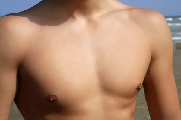 Homem torso closeup ao ar livre na praia — Fotografia de Stock
