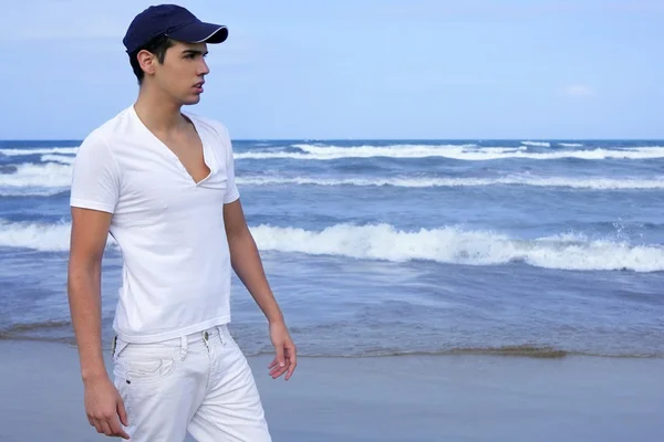 Beau jeune homme sur la plage bleue de l'océan — Photo