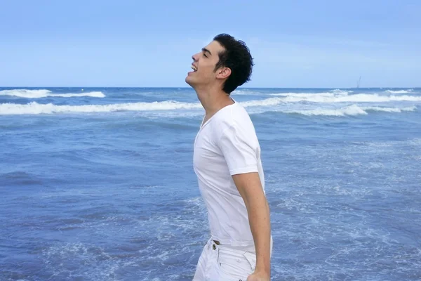 Przystojny mężczyzna młody na niebieski ocean plaża — Zdjęcie stockowe