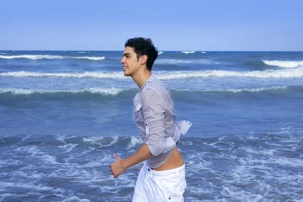 Pohledný mladý muž na pláži modrý oceán — Stock fotografie