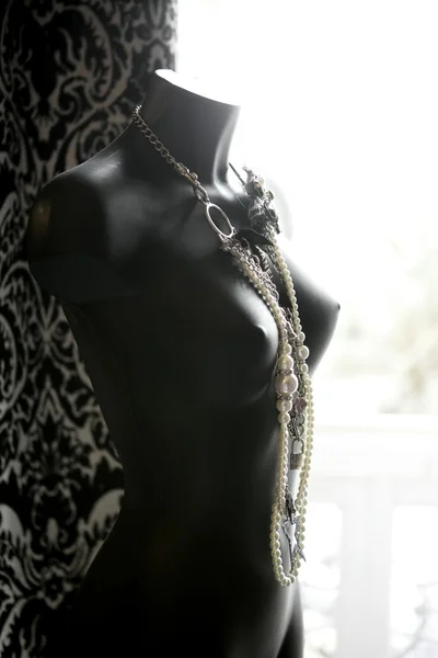 Модный манекен с ювелирными изделиями — стоковое фото